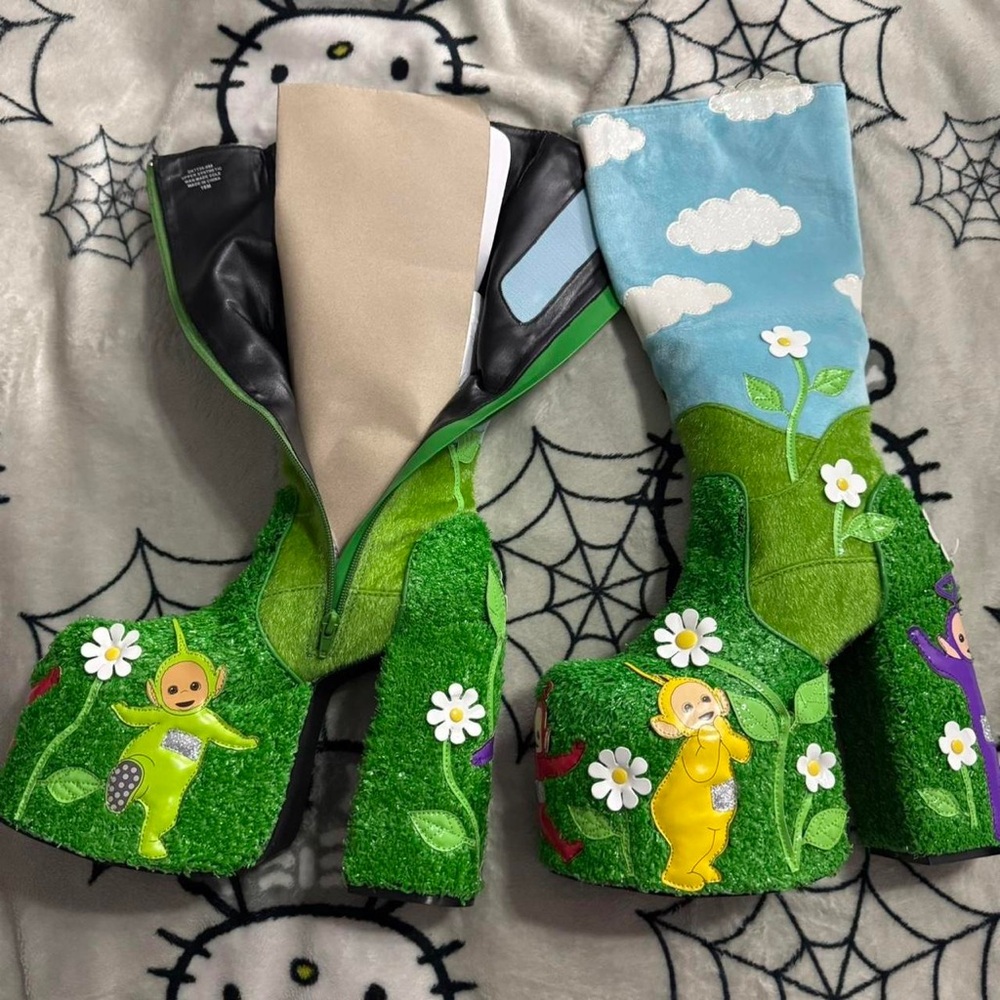 Kids Green Teletubby-Themed Plush Boots - Playful Green Design - Picture 2 of 6